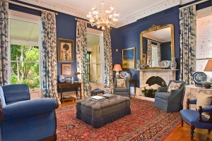 сине золотая классическая гостиная