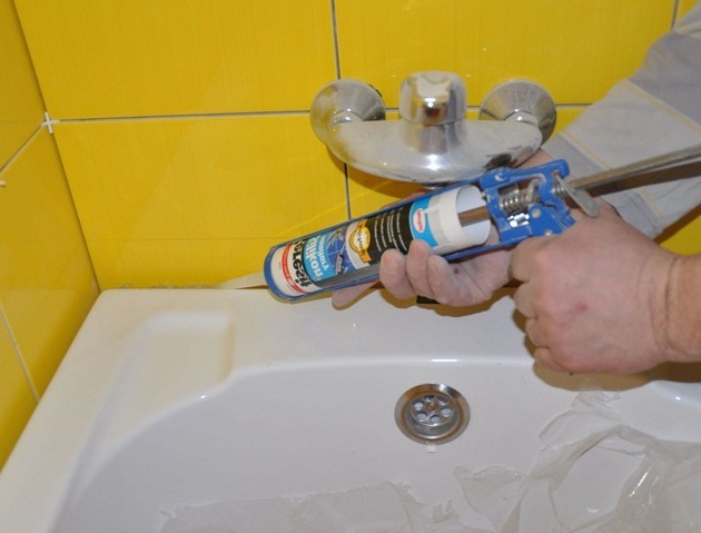 как заделать щель между ванной и стеной герметиком