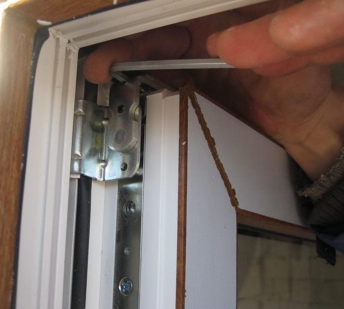 Как отремонтировать балконную дверь своими руками?