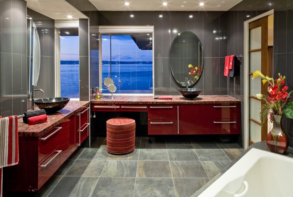 ванна кімната в червоному кольорі фото