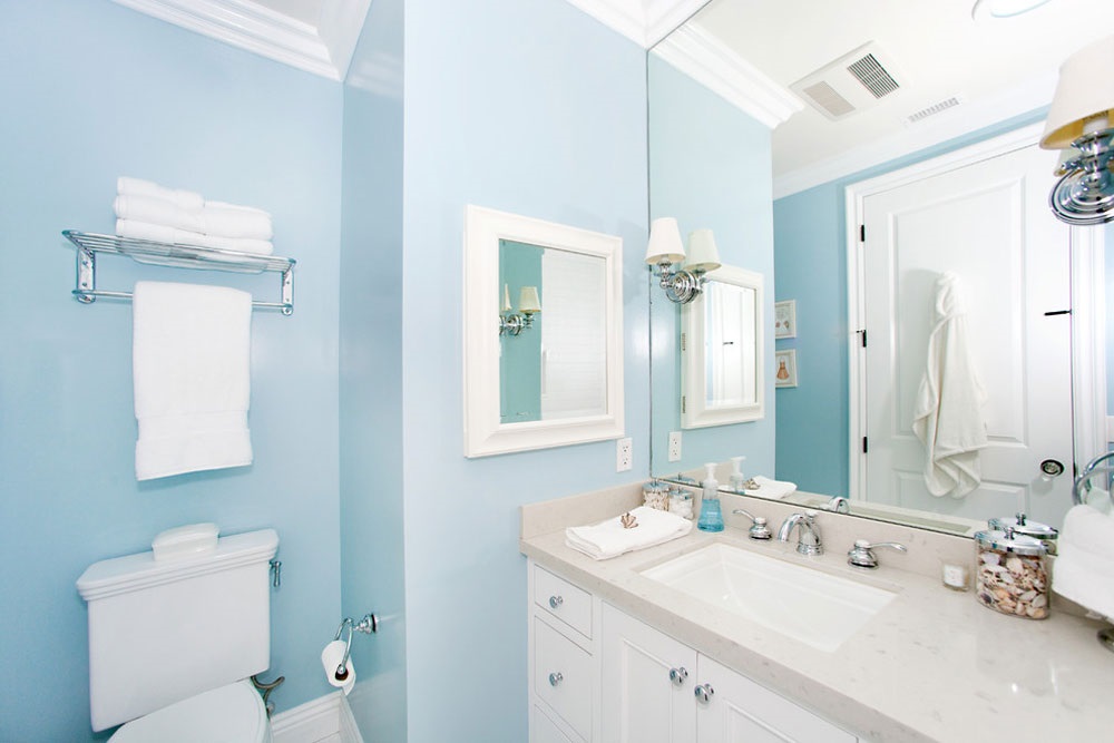 блакитна ванна кімната фото