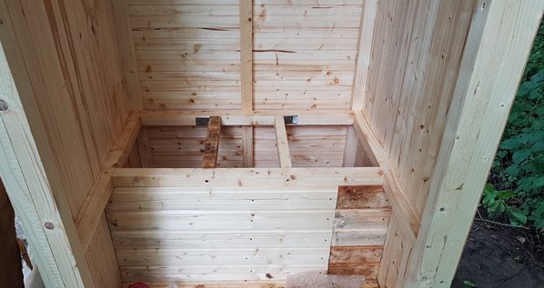 сидіння дерев'яного туалету