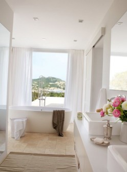 дизайн великої ванної кімнати з вікном фото