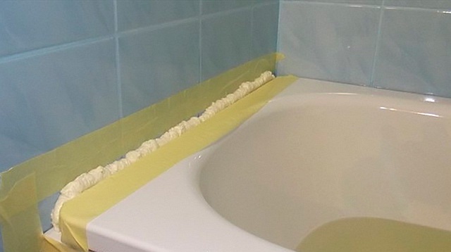 как заделать щель между ванной и стеной пеной