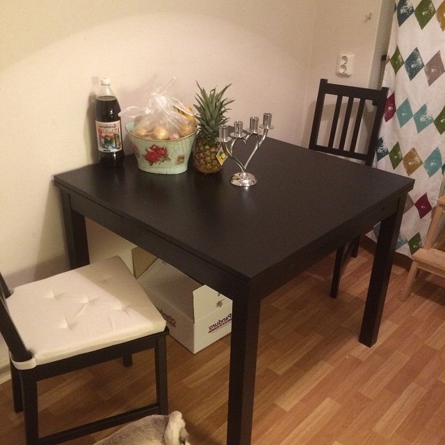 квадратный стол на кухне фото