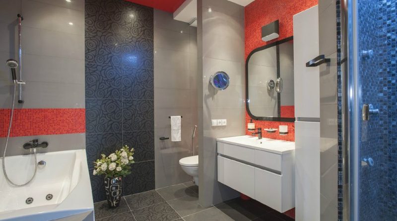натяжна стеля червоного кольору в дизайні ванної кімнати