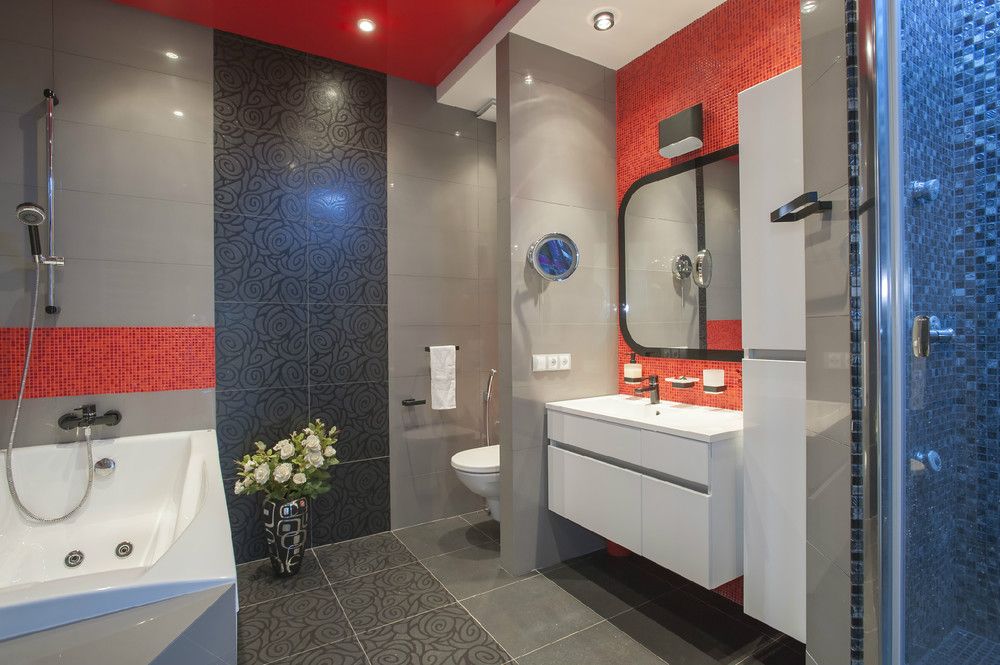 натяжна стеля червоного кольору в дизайні ванної кімнати