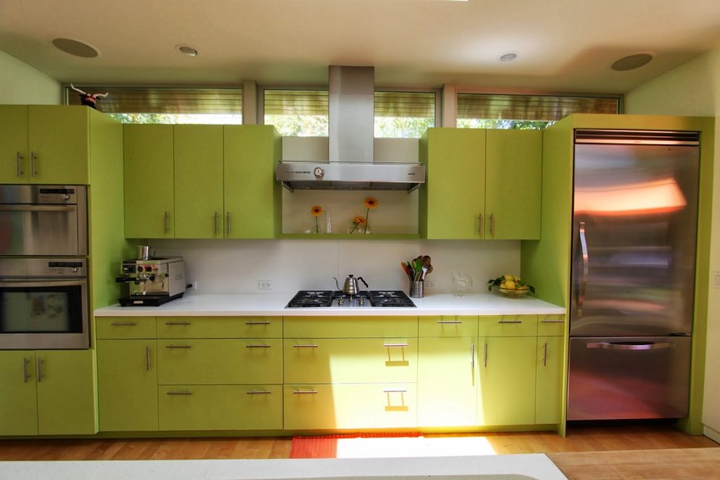 прямая зеленая кухня фото