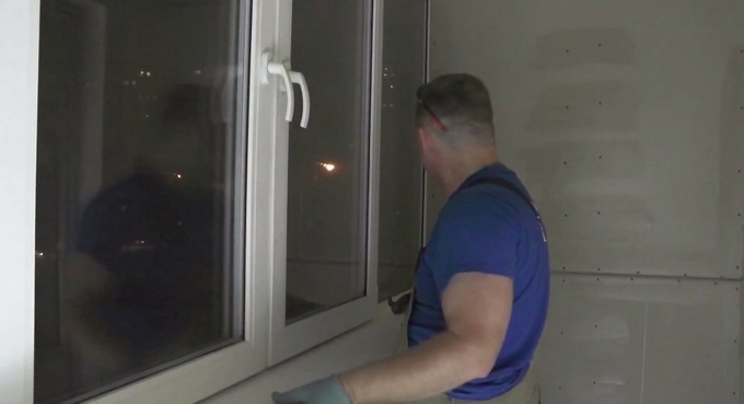 как закрепить подоконник на балконе
